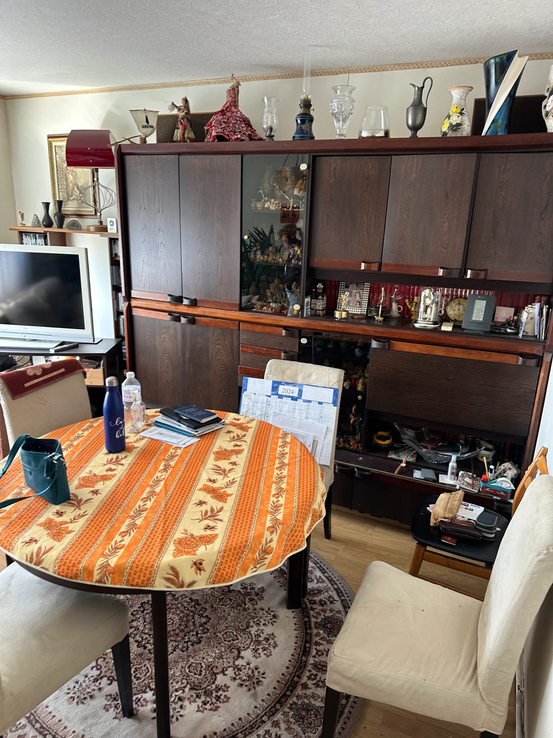 Débarras d'un salon avec meubles et objets accumulés à Paris