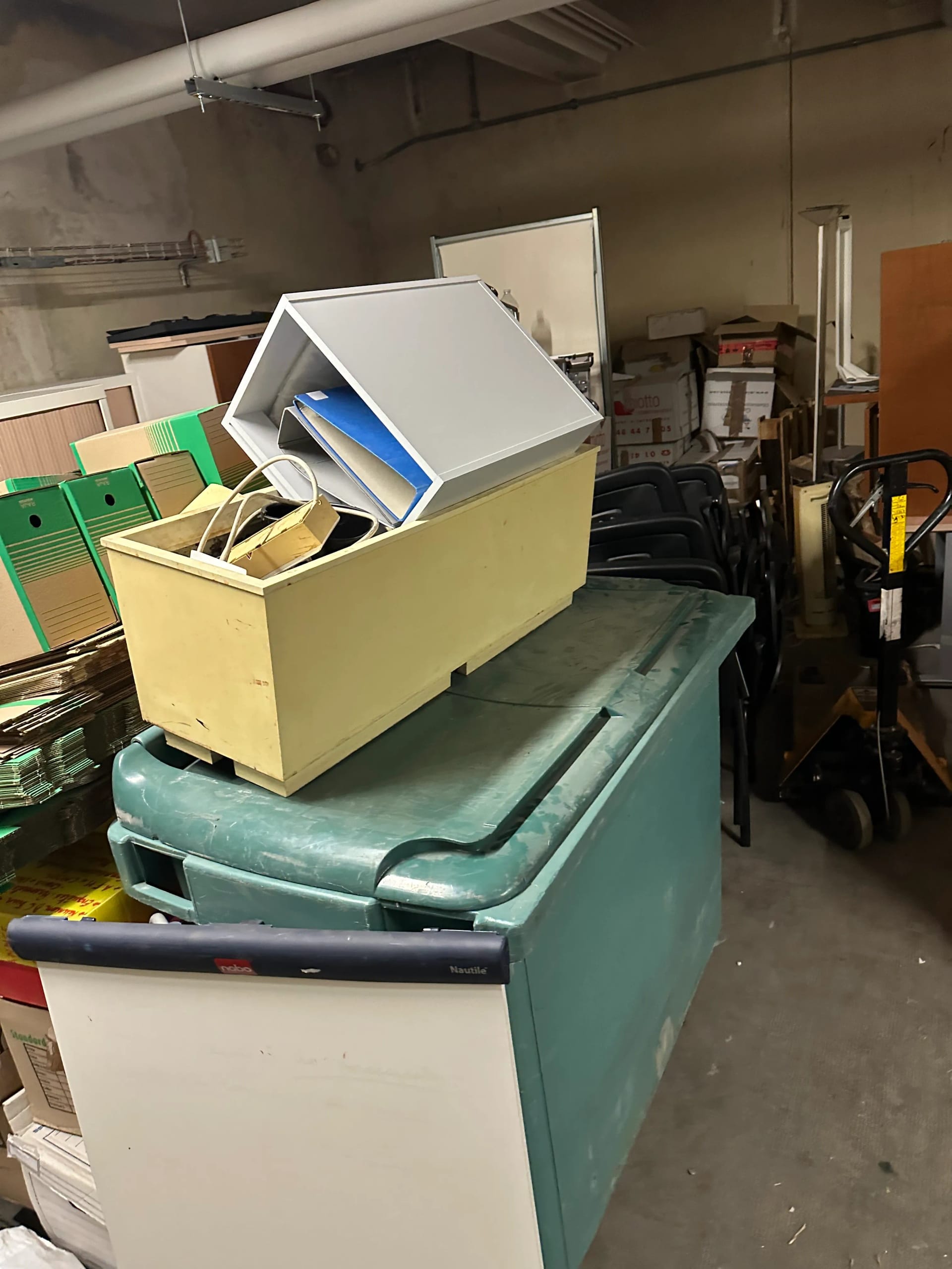 Débarras d'une cave avec meubles et rangements à Montreuil