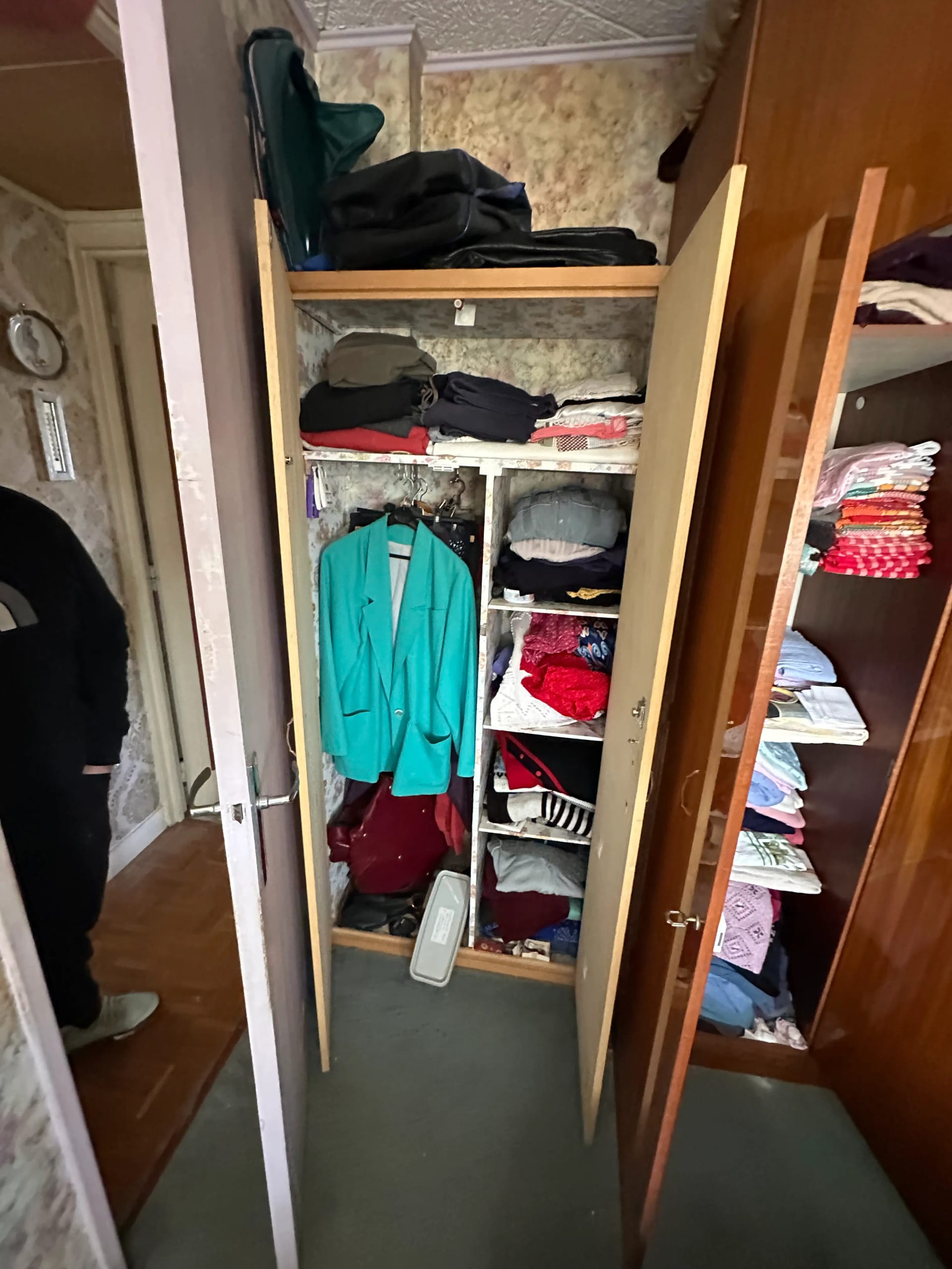 Débarras après décès - Armoire avec vêtements et effets personnels à trier