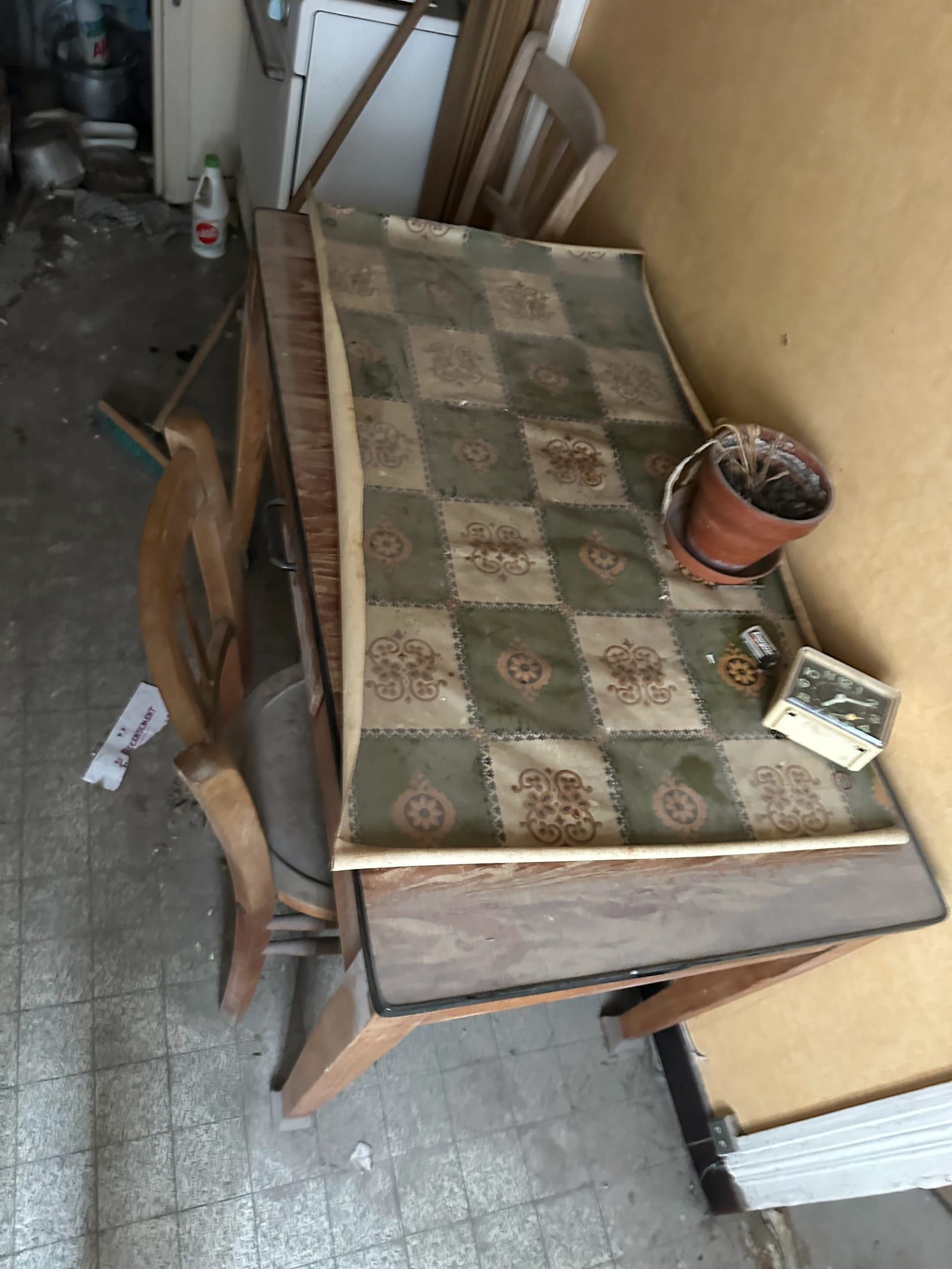 Table encombrée et sol sale dans un logement affecté par le syndrome de Diogène