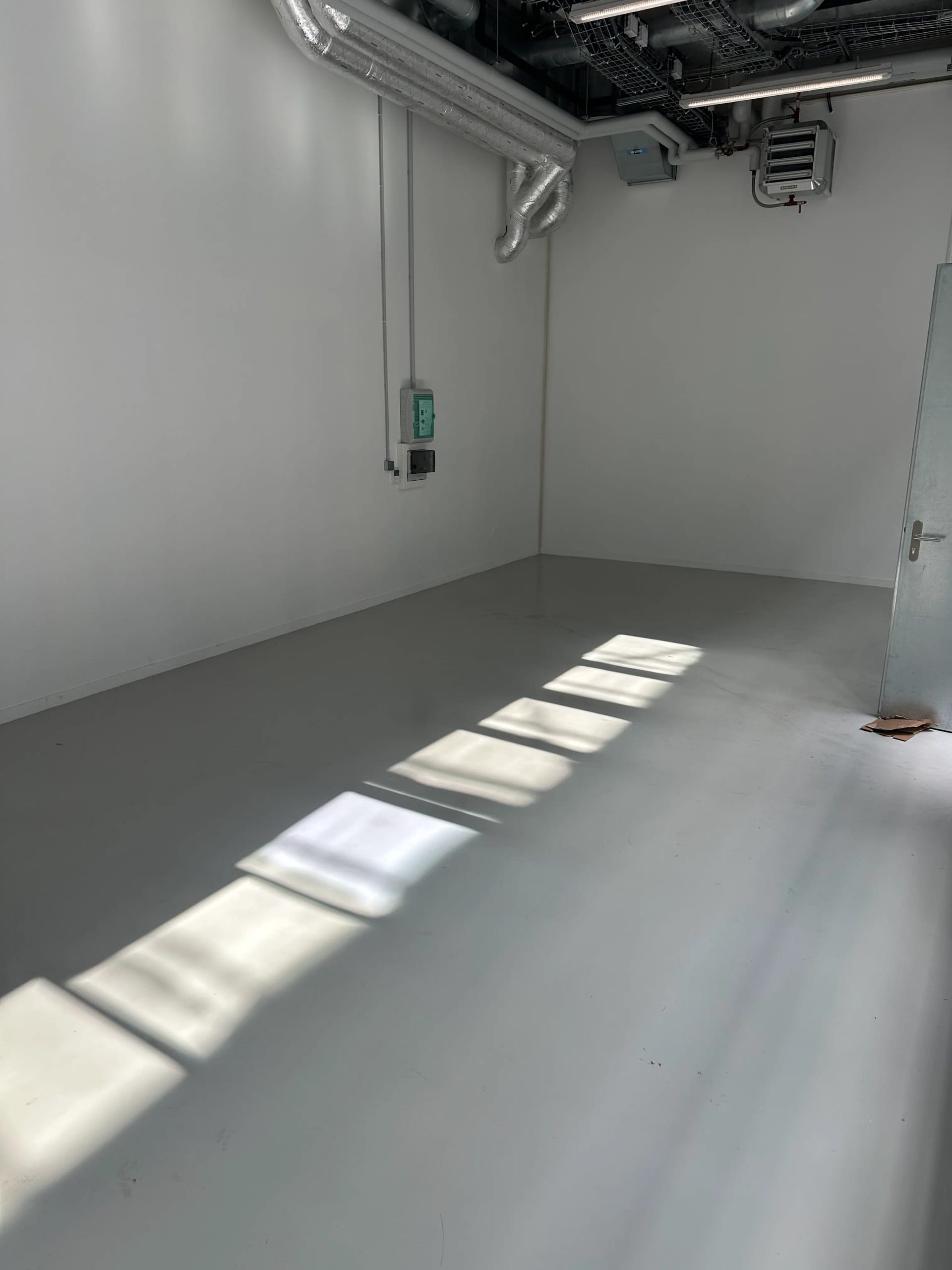 Garage entièrement débarrassé et nettoyé avec sol et murs propres