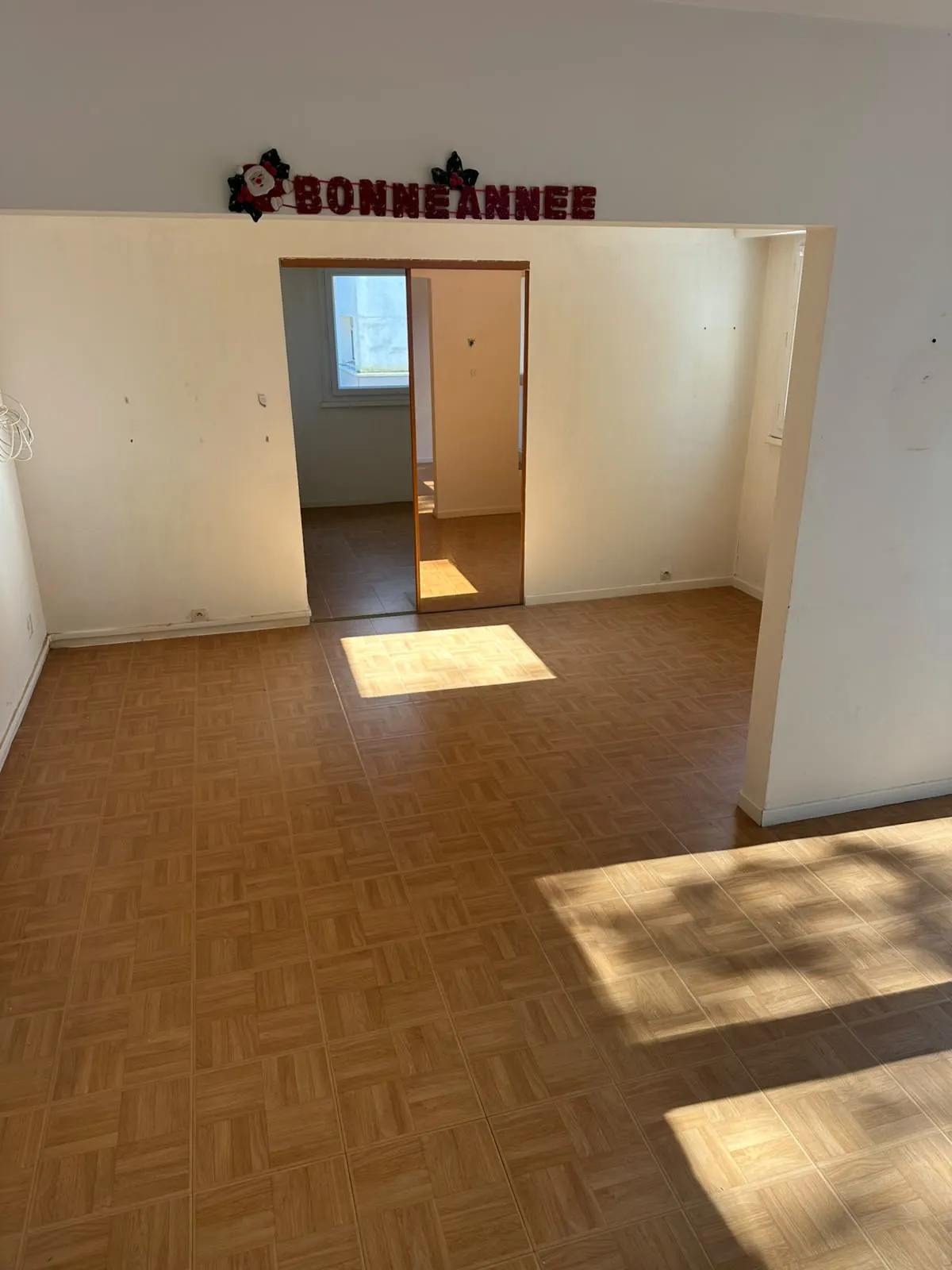 Le même séjour entièrement vidé et balayé après le débarras par CAIA Débarras